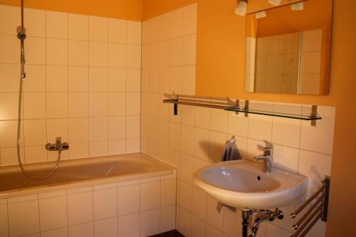 uma casa de banho com um lavatório e uma banheira em Mar-Halla em Friedenstal