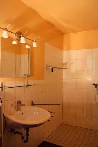 ein Bad mit einem Waschbecken und einem Spiegel in der Unterkunft Mar-Halla in Friedenstal
