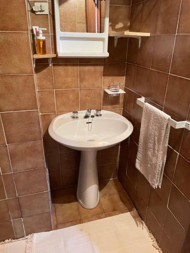 ein Badezimmer mit einem weißen Waschbecken und einem Spiegel in der Unterkunft B&B Casa Ori 2 in Miroglio