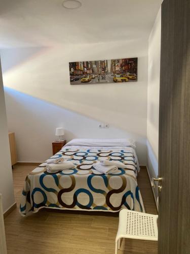 מיטה או מיטות בחדר ב-Apartamento Clave Center - 2 Dormitorios con 2 Baños - 3º Sin Ascensor -No Fumadores