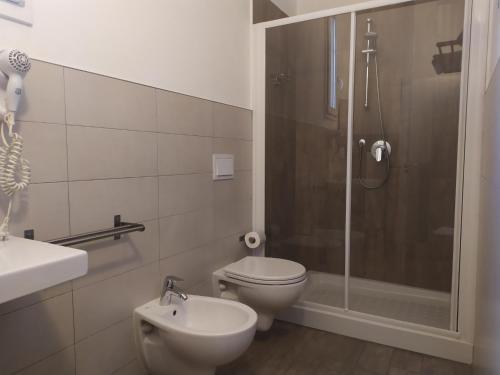ボローニャにあるLe Stanze Apartamentのバスルーム(シャワー、トイレ、シンク付)
