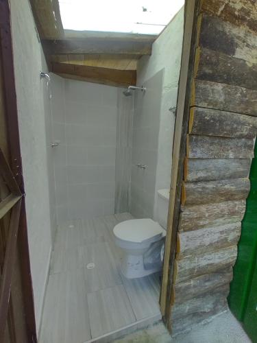 Habitación con baño pequeño con aseo. en Ecofinca Salento, en Salento