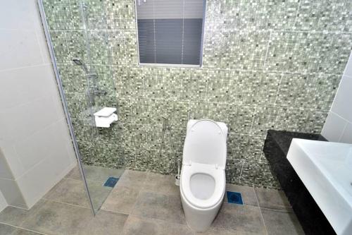 een badkamer met een toilet, een douche en een wastafel bij Vivacity Jazz Suite New Luxury Cozy Home A13 in Kuching