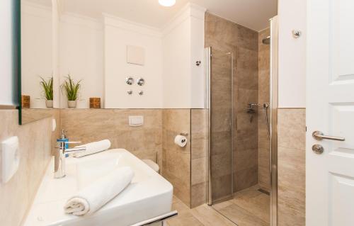 a bathroom with a sink and a shower at Whg 05 - Boddenangler in Zingst