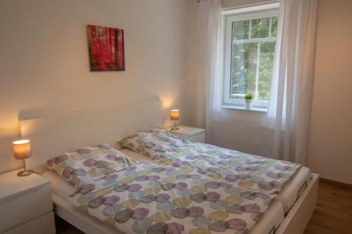 Huxfeld-Hof - Landliebe في Grasberg: غرفة نوم بسرير ونافذة