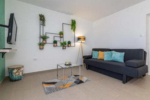 a living room with a couch and a table at Apartman Gržetić in Šilo