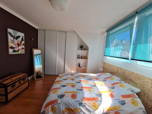 Uma TV ou centro de entretenimento em COEUR DE VILLE - Appartement de charme sous pente