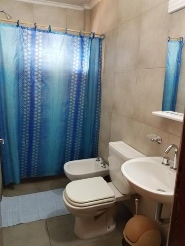 y baño con aseo y lavamanos. en Hotel AATRAC Iguazú en Puerto Iguazú