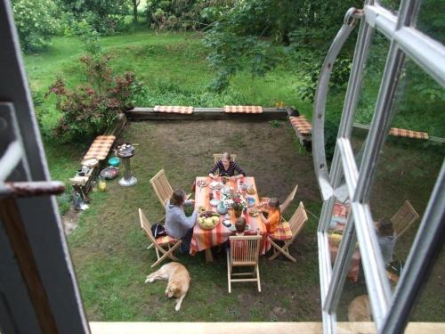 eine Gruppe von Menschen, die an einem Tisch im Hinterhof sitzen in der Unterkunft Scheune in Kirch Mulsow