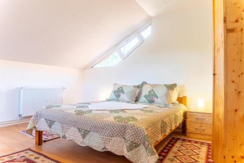 a bedroom with a bed and a window at Pensiunea Baron Bazna in Bazna