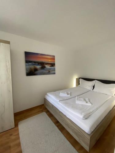 Un pat sau paturi într-o cameră la Focus Apartment