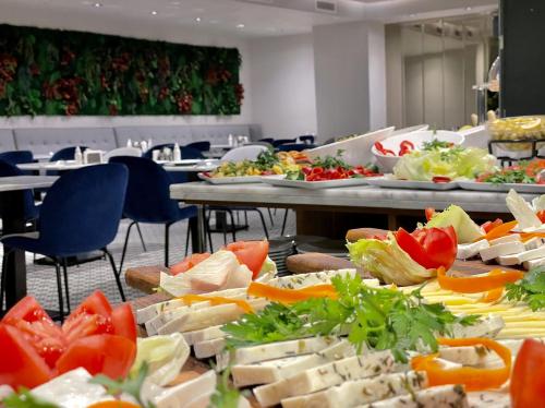 een buffet met veel verschillende soorten eten bij Weingart Istanbul in Istanbul