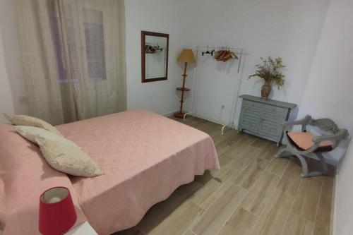 um quarto com uma cama, uma secretária e uma cadeira em MUY CÉNTRICO, A 8 MIN DEL AVE ANDANDO, REFORMADO. em Córdoba