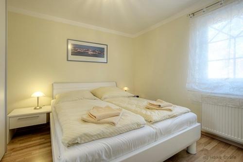 ツィングストにあるVilla Arielle, FW 2のベッドルーム(白いベッド1台、窓付)