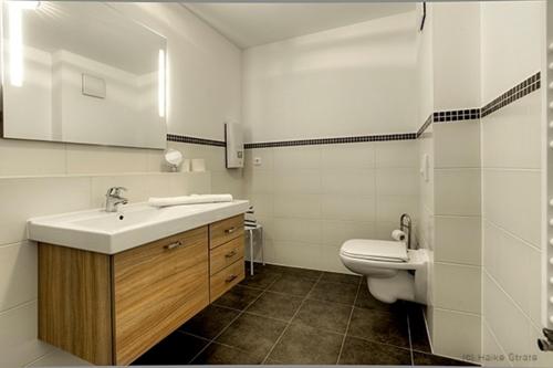 ツィングストにあるVilla Arielle, FW 2の白いバスルーム(洗面台、トイレ付)