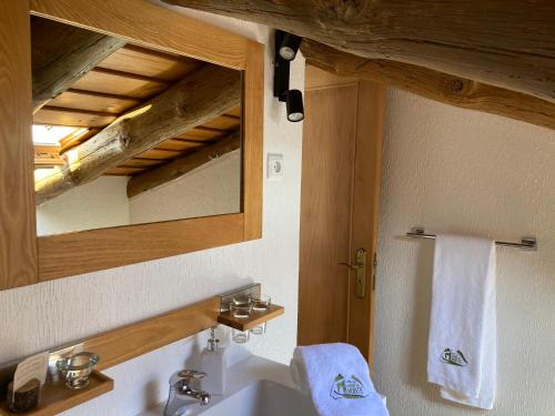 ein Bad mit einem Waschbecken und einem Spiegel in der Unterkunft Casa do Caminho do Monte in Arcos de Valdevez
