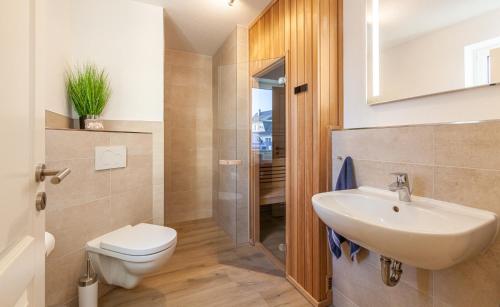 uma casa de banho com um WC e um lavatório em Seeadler - a26427 em Zingst