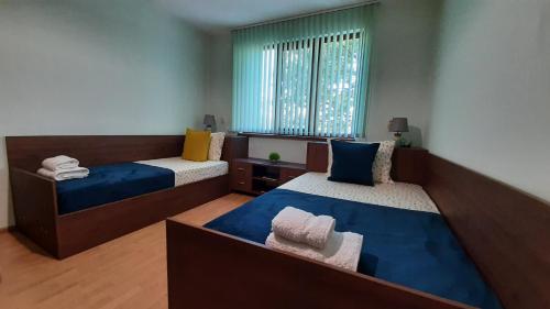 Tempat tidur dalam kamar di Апартамент Миг