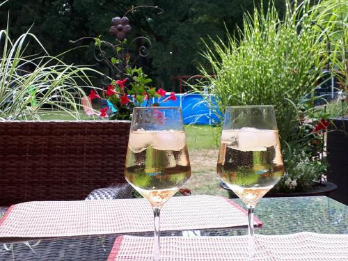 twee glazen wijn bovenop een tafel bij Gästehaus Bommelsen - Zi 5 in Bomlitz