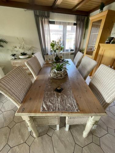 mesa de comedor con sillas y mesa de madera en Adonde, en Neuried