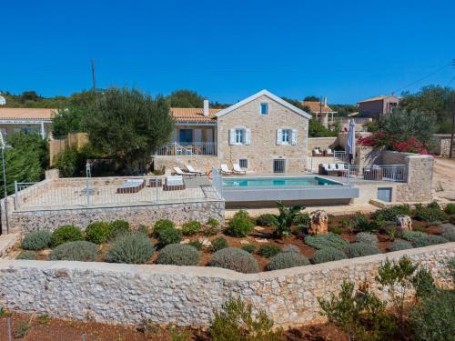 Πισίνα στο ή κοντά στο Fiscardo Luxury Stone Villa Alex ,with sunset view!