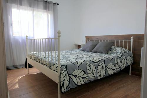 Łóżko w sypialni z: w obiekcie Apartamento Mercedes Céntrico Playa w mieście Sanlúcar de Barrameda