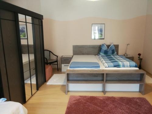 Un dormitorio pequeño con una cama y un balcón. en Rohrbacher Hof, en Berg bei Rohrbach