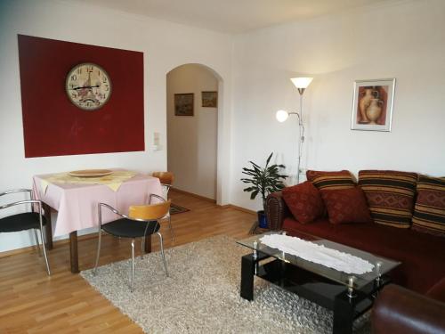sala de estar con sofá y mesa en Rohrbacher Hof en Rohrbach-Berg