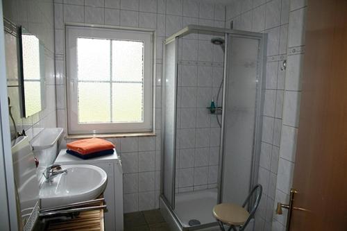 ツィングストにあるAm Deich 23 Strandeule Zingstのバスルーム(シャワー、シンク付)