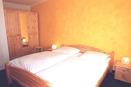 een slaapkamer met 2 bedden en een gele muur bij Windspiel, FW 2 in Zingst