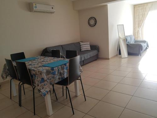 Гостиная зона в Larnaca Xylophagou 2-bedroom apartment with a shaded terrace