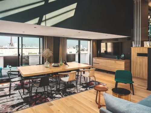 a kitchen and dining room with a table and chairs at Novotel Paris Vaugirard Montparnasse in Paris