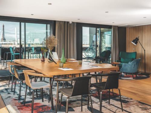 a dining room with a table and chairs at Novotel Paris Vaugirard Montparnasse in Paris