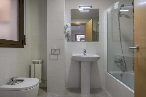 een badkamer met een wastafel, een toilet en een douche bij Apartamento Arbones de Manresa in Manresa