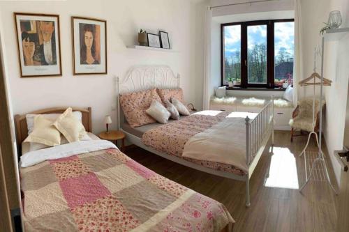 Postel nebo postele na pokoji v ubytování Tři okna do hor-Celý byt k pronájmu