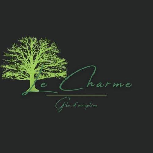 un arbre vert sur fond noir dans l'établissement Le Charme, à Mézilles