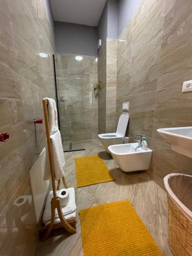 A bathroom at Apartments HomeRent 21 Square Tirana