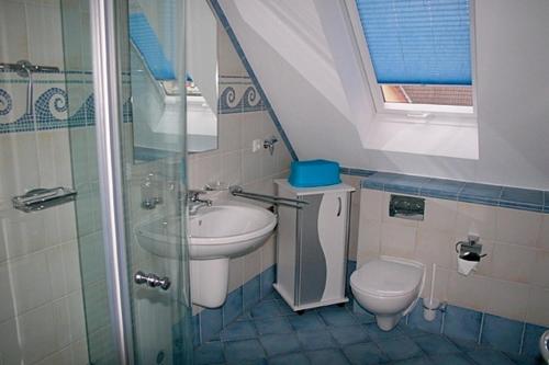 een badkamer met een wastafel, een toilet en een douche bij Villa "Meereslust", Whg 3 in Zingst