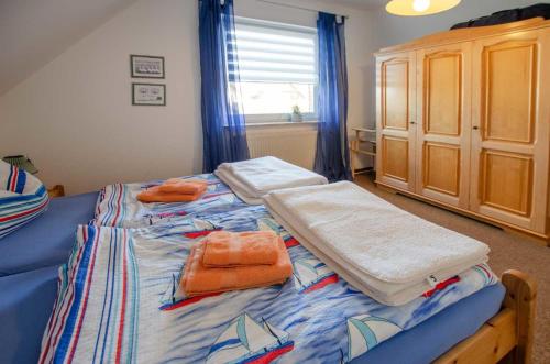 1 dormitorio con 1 cama con toallas en FeWo Moisel 1, en Kellenhusen