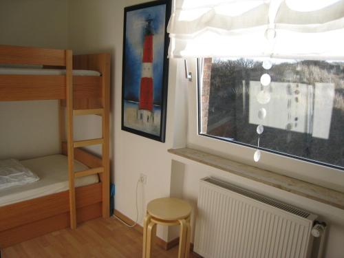 Habitación pequeña con litera y ventana en 2 min zum Strand, en Borkum