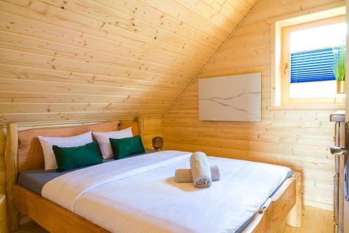 Ένα ή περισσότερα κρεβάτια σε δωμάτιο στο Beskid Wood Houses