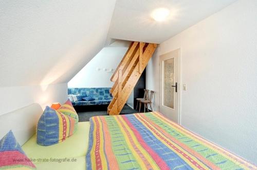 ein kleines Schlafzimmer mit einem Bett und einer Leiter in der Unterkunft Wolf, Barbara, FW 3 in Zingst