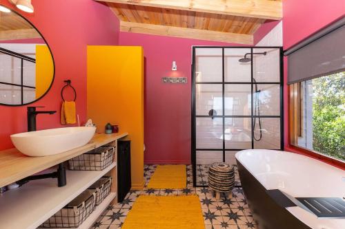 Ένα μπάνιο στο Maison Mahogany - Fantastic Knysna Lagoon views and SOLAR in self-catering Main House