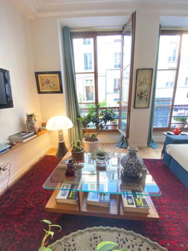 un salon avec un canapé et une table dans l'établissement Beautiful flat in Paris Montorgueil, free parking, à Paris