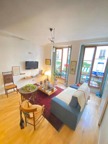 un salon avec un lit et une table dans l'établissement Beautiful flat in Paris Montorgueil, free parking, à Paris