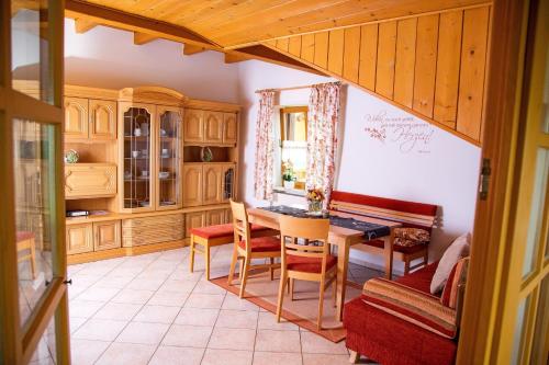 uma cozinha com mesa e cadeiras num quarto em Ferienwohnung "Panoramablick" em Achslach