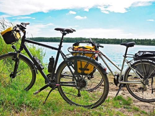 due biciclette parcheggiate accanto a un corpo d'acqua di 5 person holiday home in MELLBYSTRAND a Mellbystrand