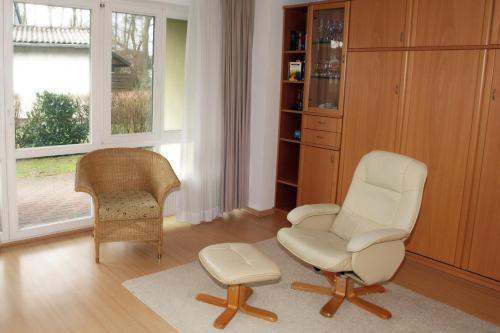 a living room with a chair and a chair and a chairfolio at Likedeeler Weg 1 Whg 18 in Zingst