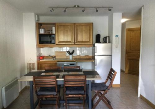 萊德薩阿爾卑斯的住宿－Les deux alpes appartement 6 personnes，厨房配有桌椅和冰箱。