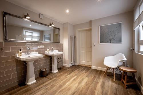 a bathroom with two sinks and a mirror at Boutique Charme Apartments in Baden-Baden
